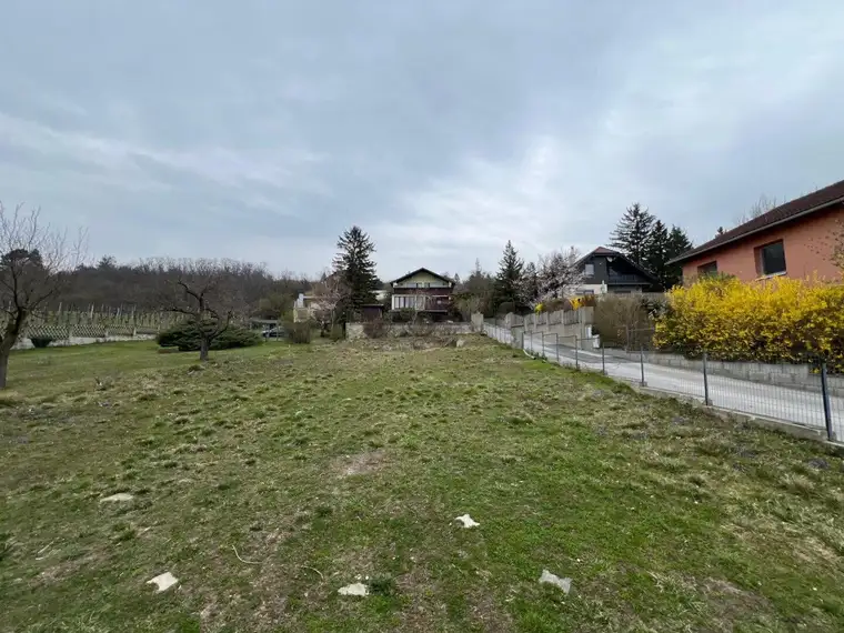 Südseitiger Baugrund in Toplage – sonniges Grundstück mit Fernblick, Potenzial &amp; genehmigtem Bauprojekt