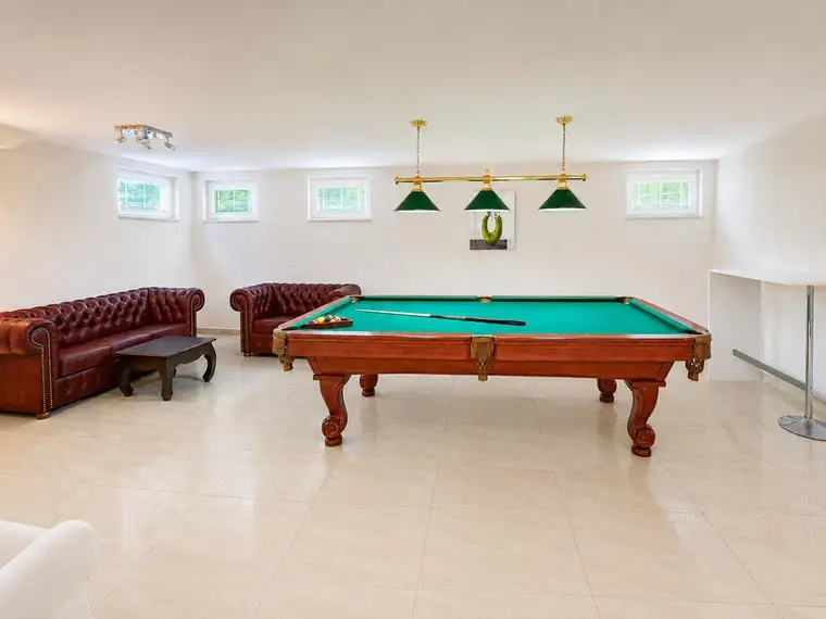 Klimatisiertes Haus mit Keller | 6 Zimmer | 2 Bäder | Pool | Sauna-Wellnessbereich | Garage