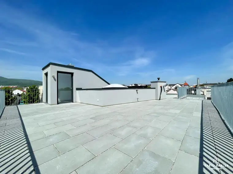 NEUBAU | 4-Zimmer Dachgeschoss-Traum mit Anninger-Blick &amp; riesiger Dachterrasse im Zentrum