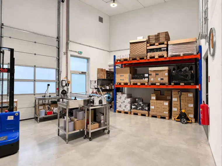 Gewerbefläche mit Hallen, Galerien und Bürobereich – ca. 220m2 - nahe U6 Perfektastraße