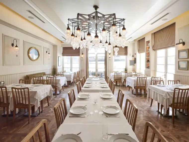 Exklusives Restaurant mit Schanigarten, Nähe Sternwartepark