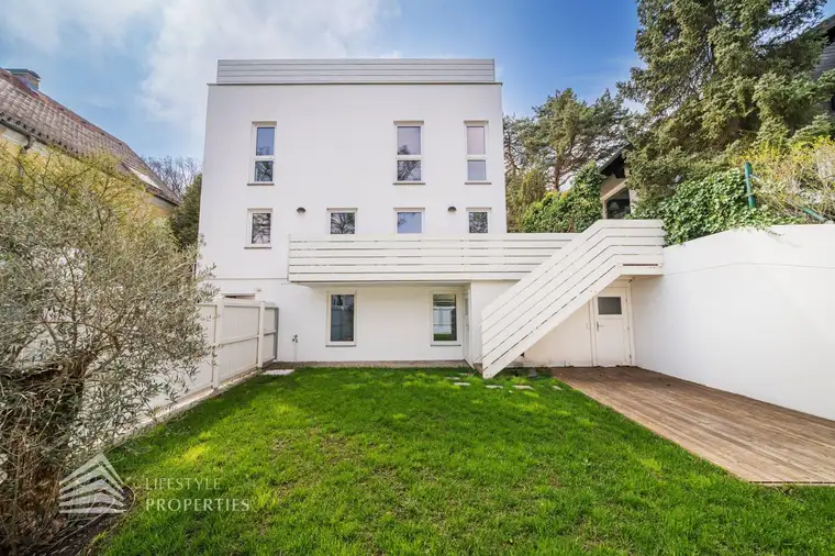 Lichtdurchflutete Doppelhaushälfte mit Dachterrasse und Garten am Waldrand in Neustift, nähe AIS