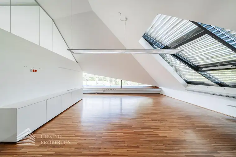Generalsaniertes 5-Zimmer Büro mit Balkon, Nähe Schloss Belvedere