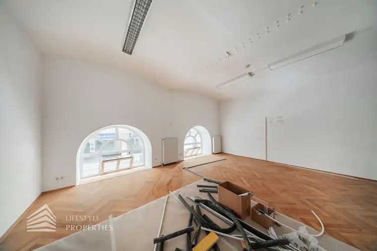 Geräumiges 5-Zimmer Altbau Büro in Toplage