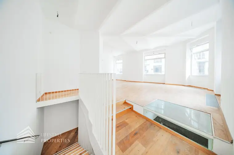 Geräumiges Altbau Büro in Toplage