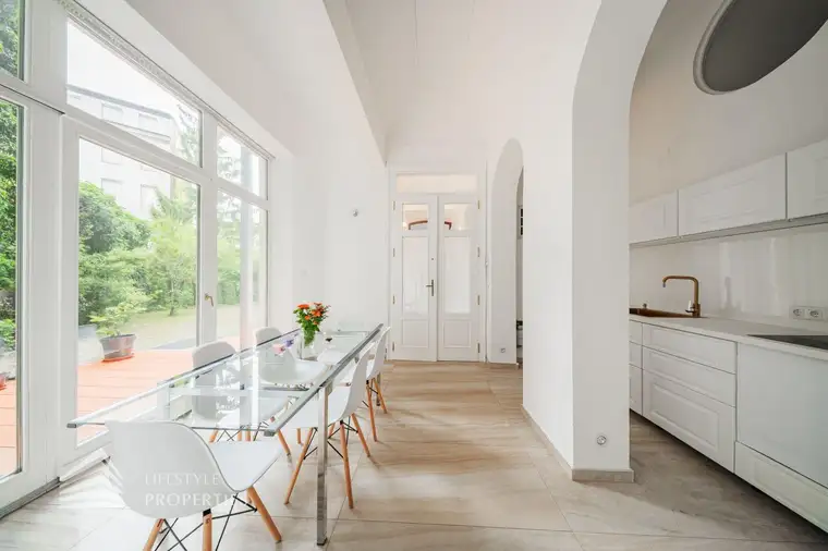 Luxuriöse Gartenwohnung in Stilaltbau – Grünes Refugium im Herzen von 1080 Wien