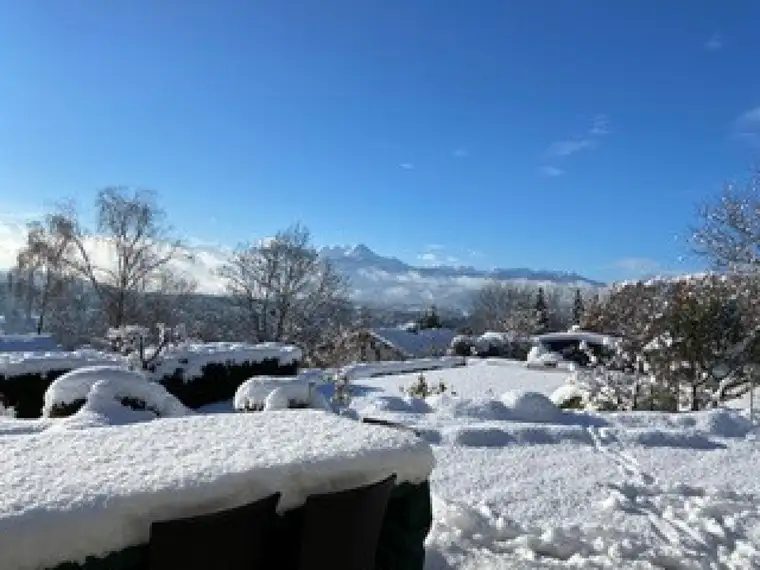 Prachtvolle Villa mit Pool und Garten mit Blick auf den Wörthersee und die mächtigen Karawanken