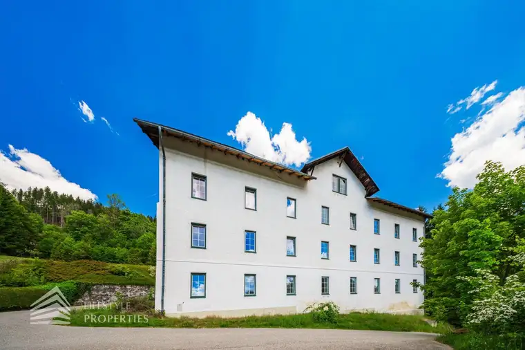 Sanierungsbedürftiges Wohnhaus mit 24 Wohneinheiten in Hanglage