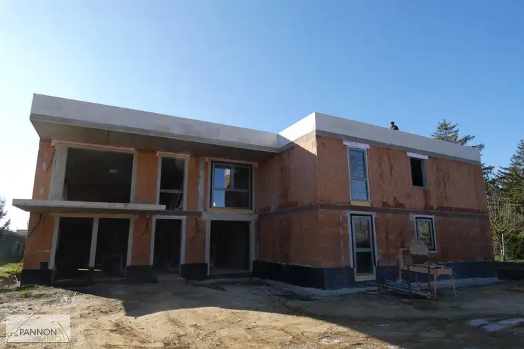 MODERNE NEUBAUWOHNUNG NIEDRIGENERGIE LOGGIA EIGENGARTEN