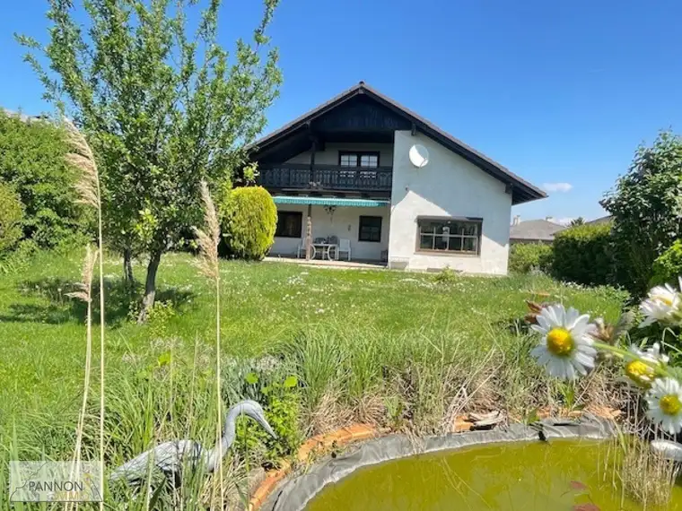 Bungalow: gepflegtes Wohnhaus mit grünem Garten in ruhiger Lage