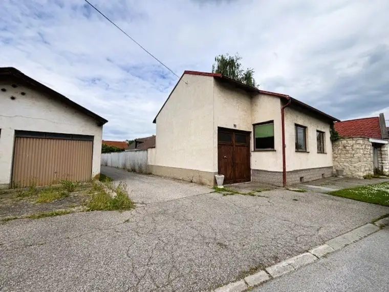 Winden am See - Einfamilienhaus mit Nebengebäuden am Fuße des Leithageb.