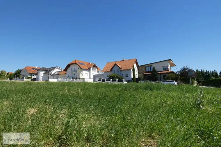 TOP LIEGENSCHAFT IN JUNGER MODERNER SIEDLUNG