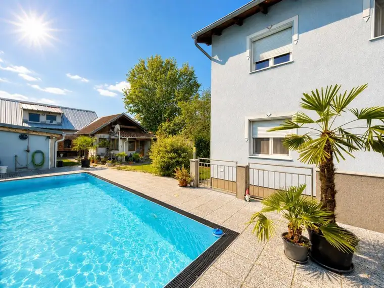 Halbturn - Mehrfamilienhaus mit Wellnessbereich, Pool und weiterem Baugrundstück