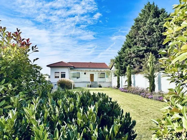 GEEIGNET FÜR LANDWIRTSCHAFTLICHEN BETRIEB WOHNHAUS MIT 270 m2 HALLE PLUS GRÜNLAND
