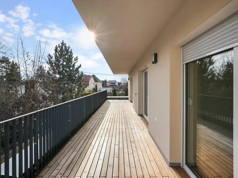 Großzügige 2-Zimmer-Wohnung mit sonnigem Balkon und Tiefgaragenparkplatz