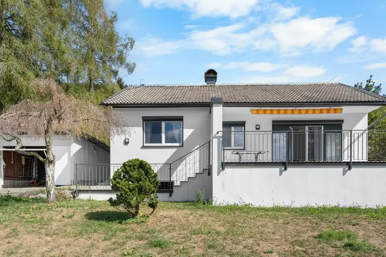 Teilmöblierter 73m² Bungalow mit 1749m² Grundstücksfläche (Bauland), 2 Terrassen und Garage für 369.000,00 € in Stattegg, Steiermark!