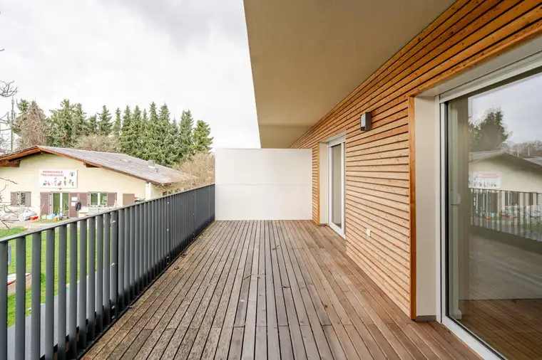 Helle 1-Zimmer-Wohnung mit großzügiger Terrasse und Tiefgaragenparkplatz