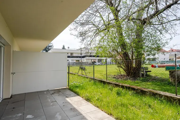 Sofort einziehen: Sonnige Gartenwohnung mit Tiefgaragenplatz