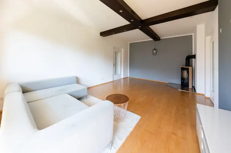 Wohnen mit Charme – 2-Zimmer-Wohnung mit Balkon, Tiefgarage und Schwedenofen in St. Peter