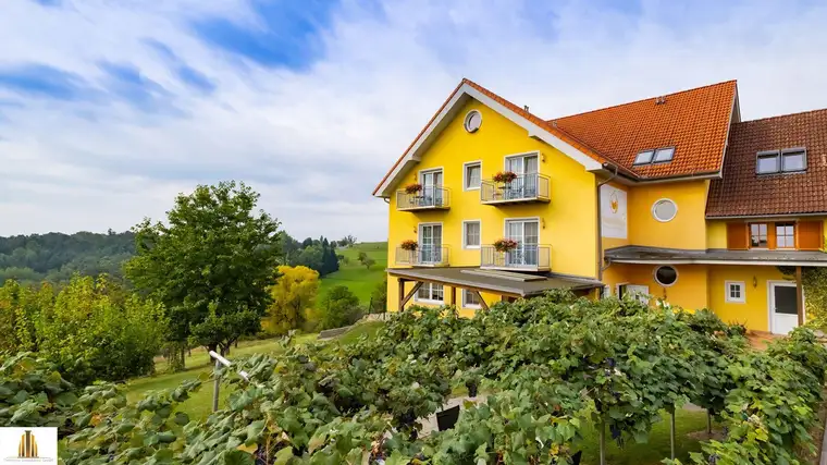 Pension mit großer Liegenschaft und Vierkanthof in Thermenregion neben Golfplatz