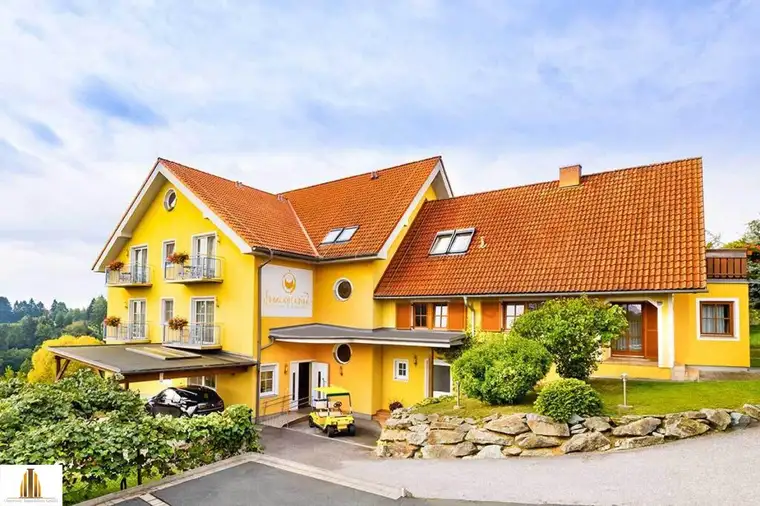 Pension mit großer Liegenschaft und Vierkanthof und Thermenregion neben Golfplatz