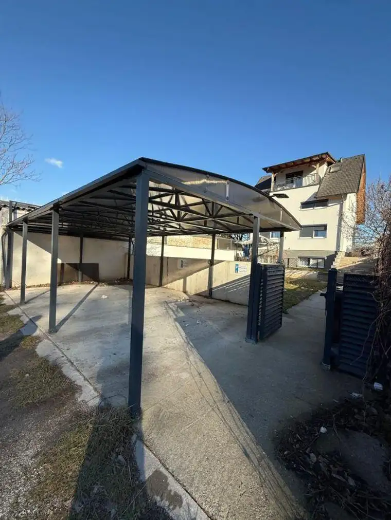 Mehrfamilienhaus mit Garten, Terrasse &amp; Parkplatz