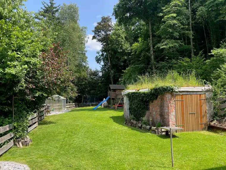 Ein Paradies für Ihre Kinder! PERFEKT RENOV. WOHNHAUS mit ca. 3.000 m² GRUND in ÜBERACKERN