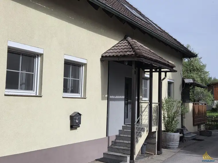 Wohnen im Grünen: Charmante Wohnung mit Reihenhauscharakter