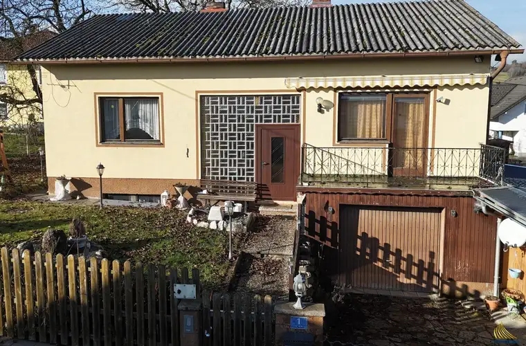 Viel Platz zum Leben: Haus mit Garten, Garage &amp; ausgebautem Keller