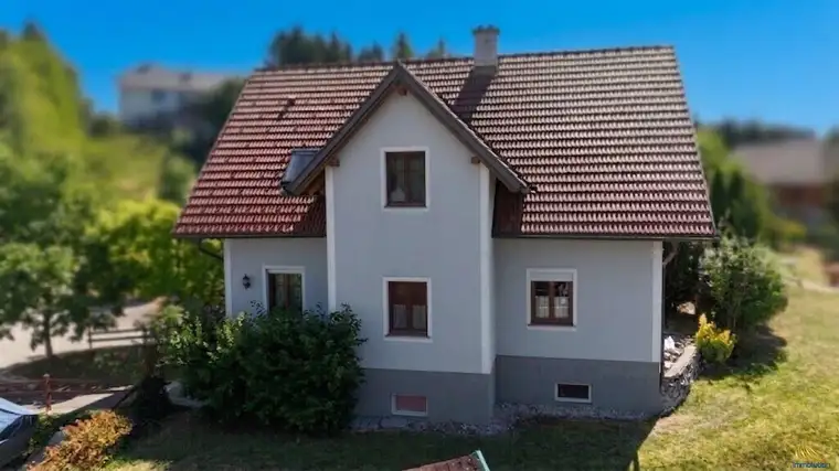 Großzügiges Familienhaus mit vielseitigen Räumlichkeiten, Doppelgarage und Weinkeller