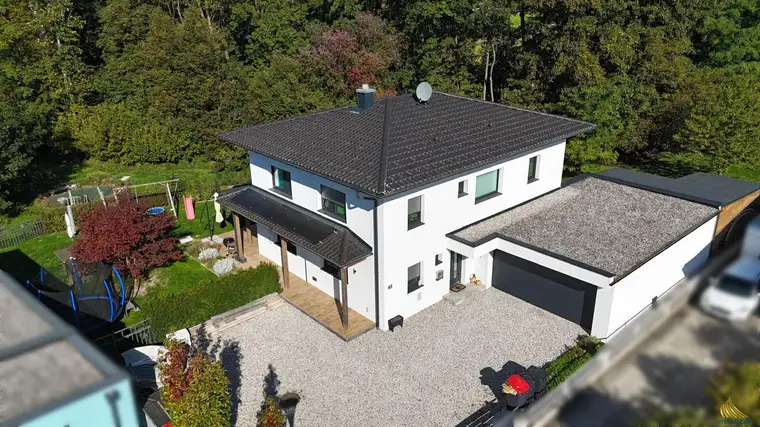 Modernes Einfamilienhaus mit großem Garten, am Bachlauf mit eigenem Waldstück und moderner Haustechnik
