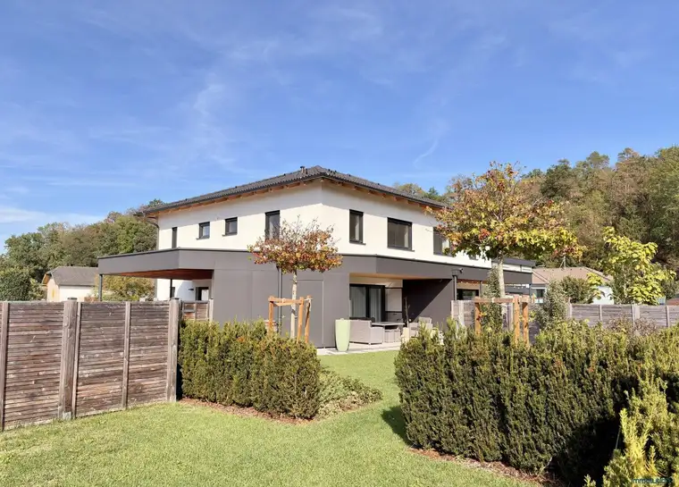 Neuwertige Doppelhaushälfte in Vorchdorf – Eigengarten, Südterrasse &amp; Luftwärmepumpe | € 529.000