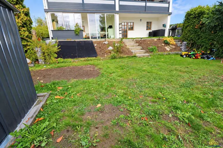 Gartenwohnung mit 240 m² Eigengarten, Wintergarten &amp; 3 Parkplätzen