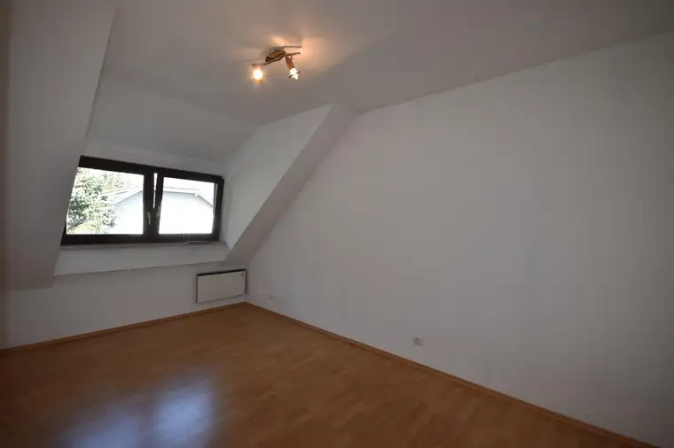 "GRÖDIG - Kleines 2 Zimmer Appartement im Dachgeschoss mit PKW-Stellplatz"