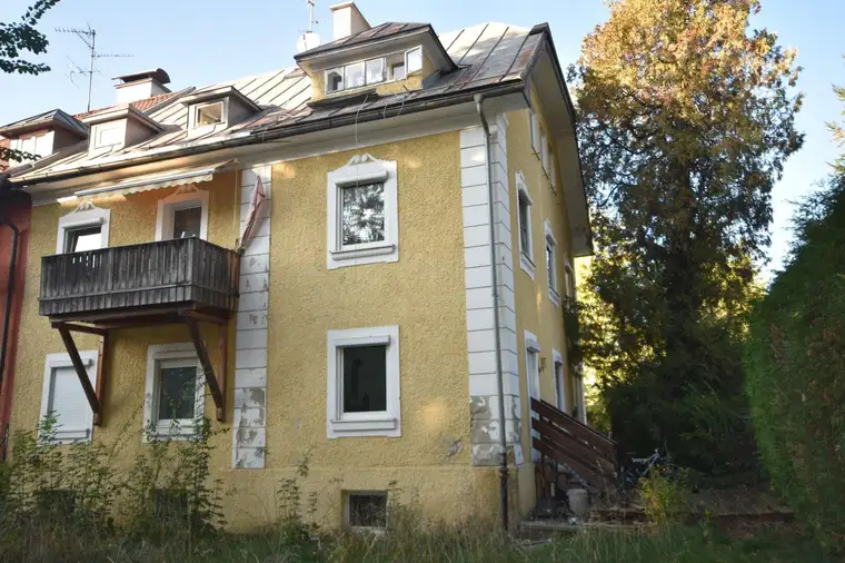 "SCHALLMOOS - Kleines Mehrfamilienhaus in potenzieller Lage"