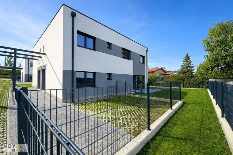 ERSTBEZUG VOR DEN TOREN WIENS - DOPPELHAUSHÄLFTE MIT STELLPLÄTZEN AUF EIGENGRUND