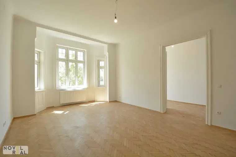 Sanierungsbedürftige, großzügige 4-Zimmer-Wohnung mit Loggia