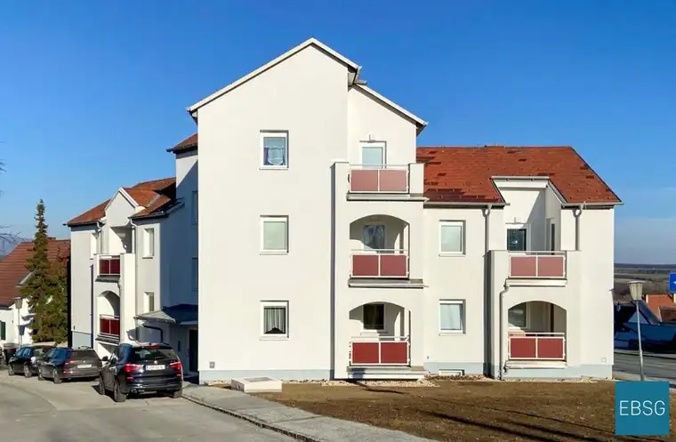 Gut geschnittene Familienwohnung im 1. OG mit Loggia