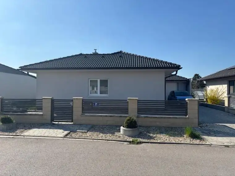 Modernes Einfamilienhaus mit großem Garten und Doppelgarage in Potzneusiedl