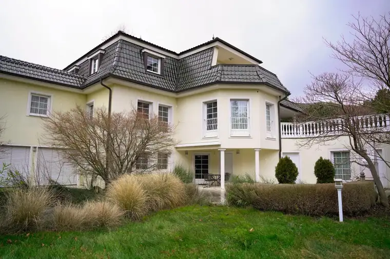Exklusives Ensemble: Zwei Luxusresidenzen mit Stil in Baden stehen zum Verkauf