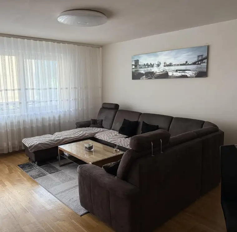 Helle 4-Zimmer-Wohnung mit Balkon im EG
