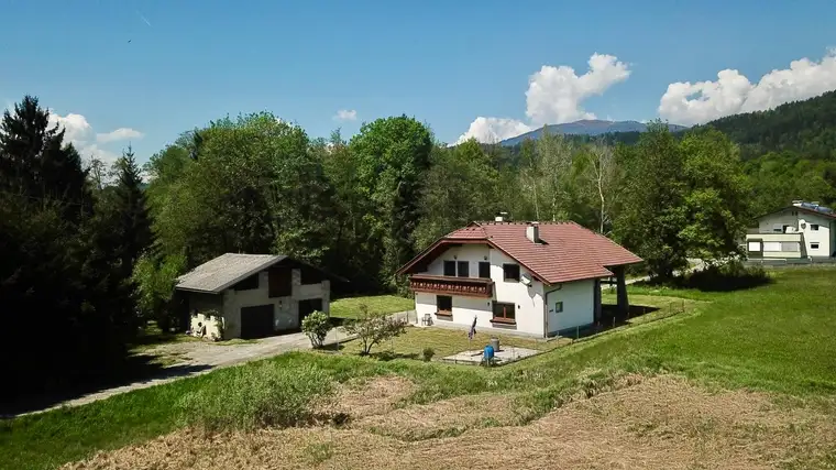Charmantes Haus mit zwei Wohneinheiten und optionalem Grundstück samt Nebengebäude in Ruhelage!
