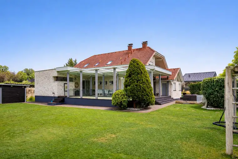Großzügiges Einfamilienhaus mit exklusiver Ausstattung, Pool und großem Grundstück in Maria Saal