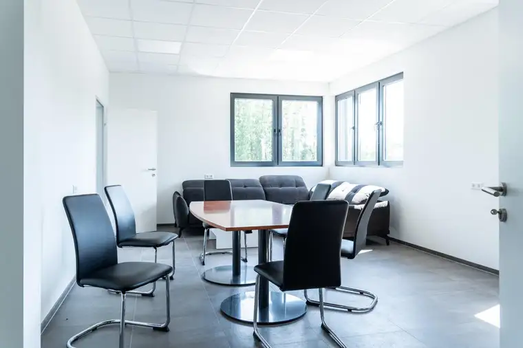 Bürofläche in zentraler Lage in Buchkirchen – Mit Parkplatz und zusätzlichen Abstellräumen!