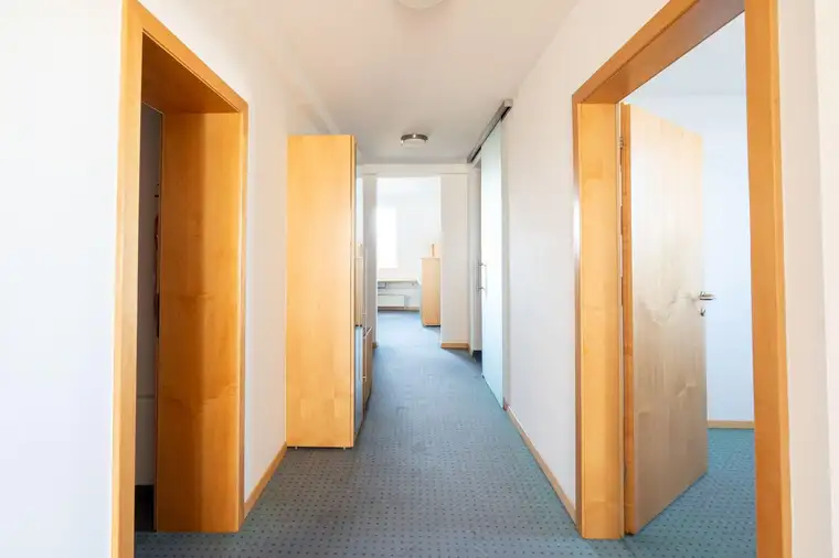 Attraktive Büro-Praxisfläche inkl. Wohnung in Steyr zu mieten!