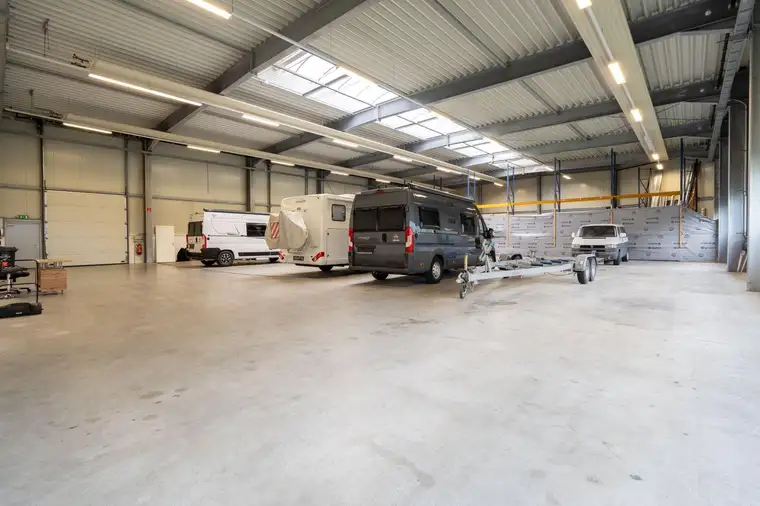 Moderne Gewerbehalle mit Büroflächen in Pinsdorf zu mieten!
