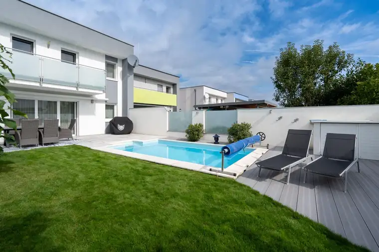 Traumhafte Doppelhaushälfte in Hörsching– Modernes Wohnen mit Pool, Kamin und großzügigem Garten!