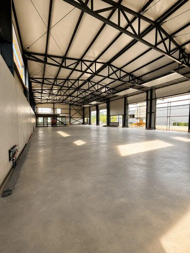 Moderne Gewerbehalle mit Bürofläche – Neubau in Toplage von Thalheim ZU KAUFEN