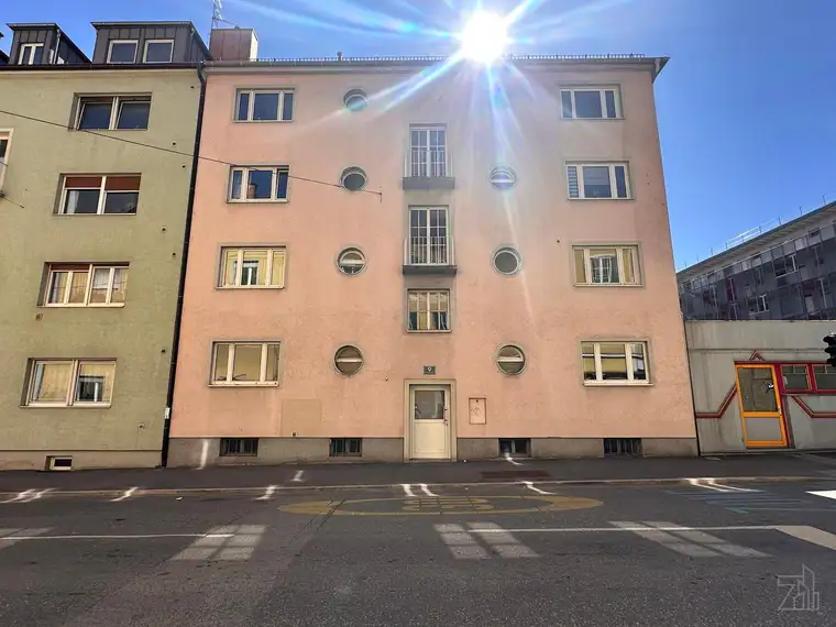 Anlegerwohnung! Schöne helle, neu sanierte 3-Zimmer Wohnung in der Friedhofgasse 9 ~