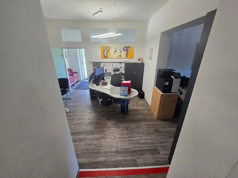 Statt 300.000, - nur 205.000, -Keine Maklergebühren. Ansehen lohnt sich, beste Lage. Hier könnte ihre Praxis-/ Bürofläche, Therapiezentrum, Lager bzw. Wohnung - Generalsaniert entstehen